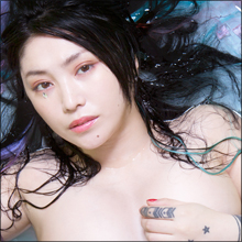 グラドルさながら!? あの“お騒がせアーティスト”がついに手ブラを披露!